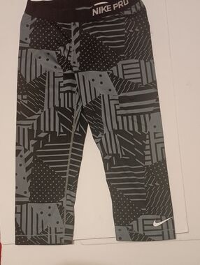 Nike Pro Women's Black & Gray Geometric Capri Leggings Sz L